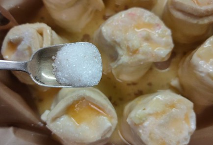 Фото шага рецепта Рулетики с яблоком и творогом 186913 шаг 15