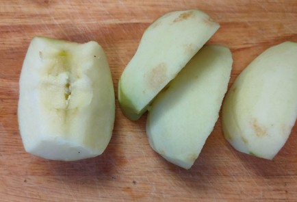 Фото шага рецепта Рулетики с яблоком и творогом 186913 шаг 3