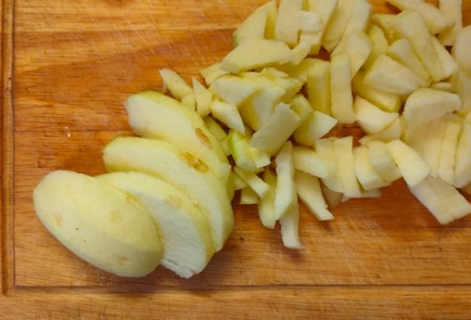 Фото шага рецепта Рулетики с яблоком и творогом 186913 шаг 4