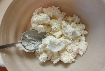 Фото шага рецепта Рулетики с яблоком и творогом 186913 шаг 5