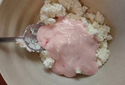 Фото шага рецепта Рулетики с яблоком и творогом 186913 шаг 6