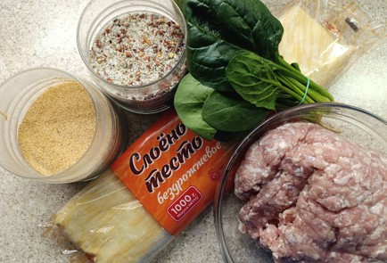 Фото шага рецепта Рулеты из слоеного теста с мясом и шпинатом 191083 шаг 1