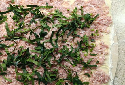 Фото шага рецепта Рулеты из слоеного теста с мясом и шпинатом 191083 шаг 10