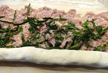 Фото шага рецепта Рулеты из слоеного теста с мясом и шпинатом 191083 шаг 11