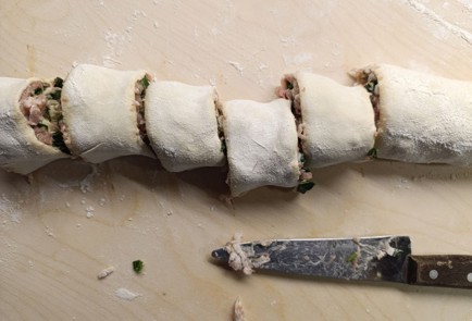 Фото шага рецепта Рулеты из слоеного теста с мясом и шпинатом 191083 шаг 13