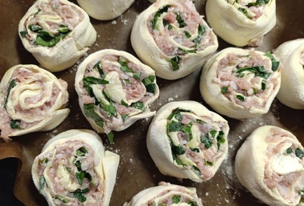 Фото шага рецепта Рулеты из слоеного теста с мясом и шпинатом 191083 шаг 14