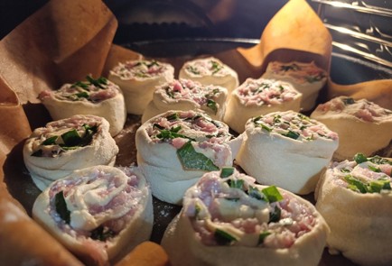 Фото шага рецепта Рулеты из слоеного теста с мясом и шпинатом 191083 шаг 15