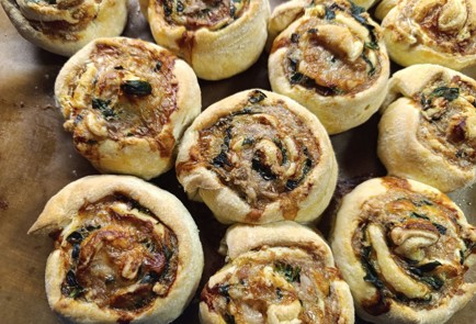 Фото шага рецепта Рулеты из слоеного теста с мясом и шпинатом 191083 шаг 16