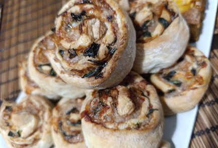 Фото шага рецепта Рулеты из слоеного теста с мясом и шпинатом 191083 шаг 17