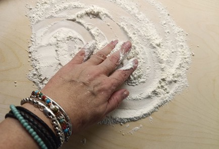 Фото шага рецепта Рулеты из слоеного теста с мясом и шпинатом 191083 шаг 2