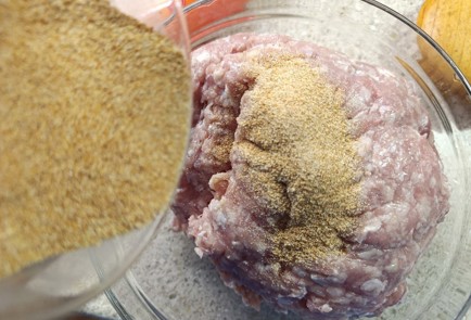 Фото шага рецепта Рулеты из слоеного теста с мясом и шпинатом 191083 шаг 4