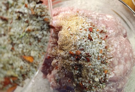 Фото шага рецепта Рулеты из слоеного теста с мясом и шпинатом 191083 шаг 5