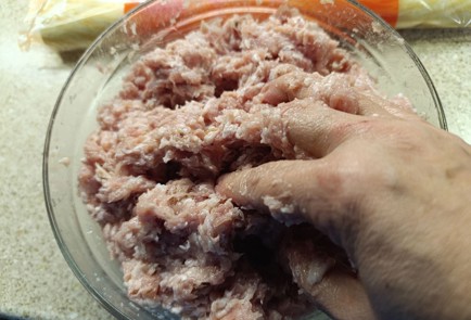 Фото шага рецепта Рулеты из слоеного теста с мясом и шпинатом 191083 шаг 6