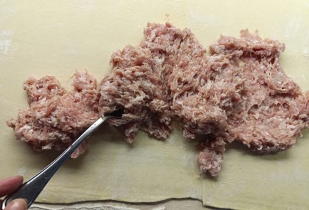 Фото шага рецепта Рулеты из слоеного теста с мясом и шпинатом 191083 шаг 7