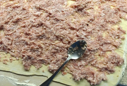 Фото шага рецепта Рулеты из слоеного теста с мясом и шпинатом 191083 шаг 8