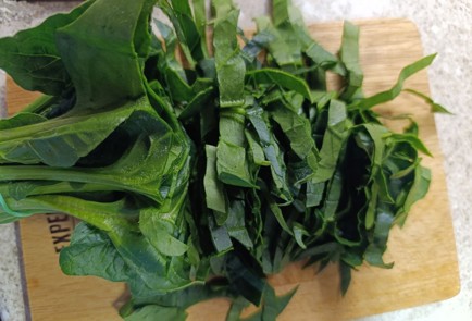 Фото шага рецепта Рулеты из слоеного теста с мясом и шпинатом 191083 шаг 9