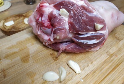 Фото шага рецепта Рулька в пиве 188690 шаг 2