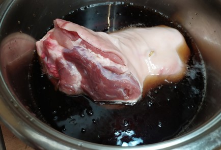 Фото шага рецепта Рулька в пиве 188690 шаг 3