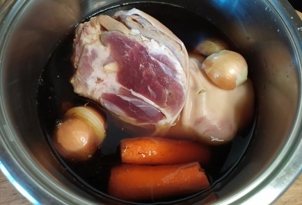 Фото шага рецепта Рулька в пиве 188690 шаг 4