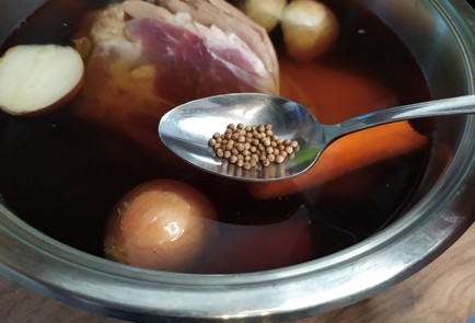 Фото шага рецепта Рулька в пиве 188690 шаг 5