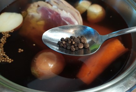 Фото шага рецепта Рулька в пиве 188690 шаг 6