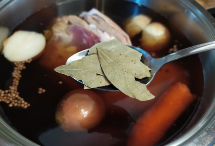 Фото шага рецепта Рулька в пиве 188690 шаг 7