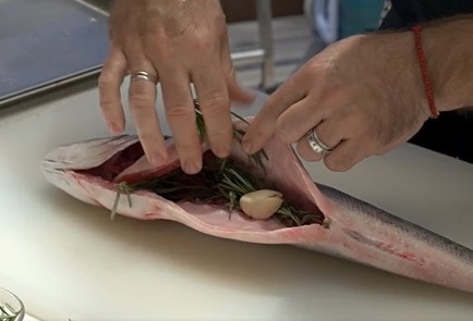 Фото шага рецепта Рыба в соли с соусом аквапацца 151564 шаг 2  