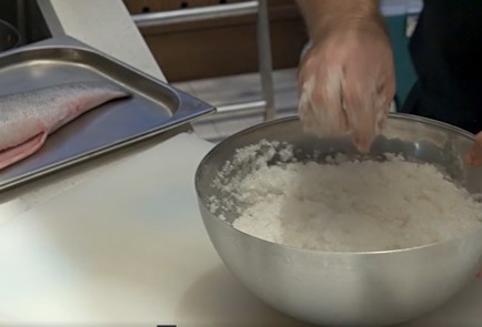 Фото шага рецепта Рыба в соли с соусом аквапацца 151564 шаг 3  