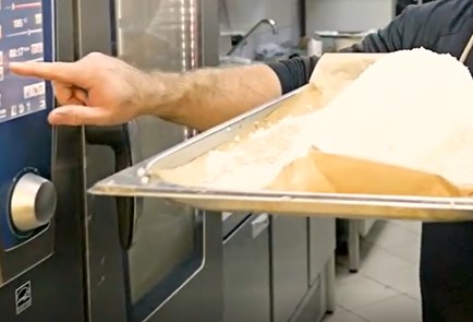 Фото шага рецепта Рыба в соли с соусом аквапацца 151564 шаг 7  