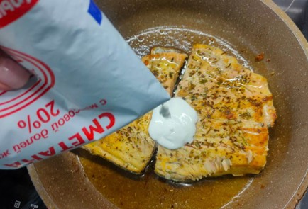 Фото шага рецепта Рыба жаренная со сметаной 175622 шаг 8  