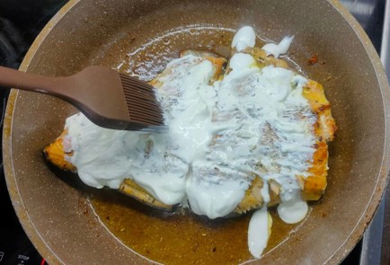 Фото шага рецепта Рыба жаренная со сметаной 175622 шаг 9  