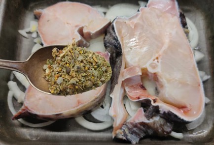 Фото шага рецепта Рыба зубатка запеченная с помидорами и луком 175453 шаг 6  