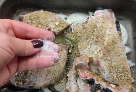 Фото шага рецепта Рыба зубатка запеченная с помидорами и луком 175453 шаг 7  