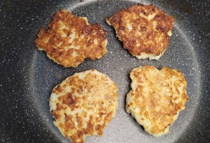 Фото шага рецепта Рыбные котлеты из минтая 190513 шаг 9  