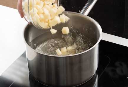 Фото шага рецепта Рыбный суп с сардинами овощами и вермишелью 138734 шаг 2  