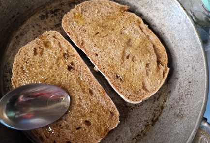 Фото шага рецепта Ржаные гренки 189306 шаг 4  