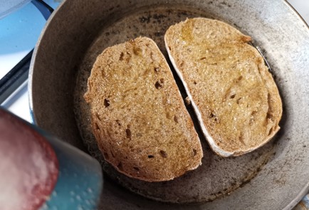 Фото шага рецепта Ржаные гренки 189306 шаг 5  