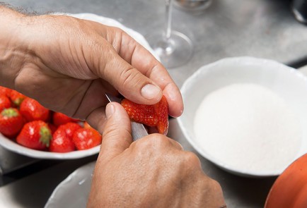 Фото шага рецепта Сабайон с клубникой 44940 шаг 1  