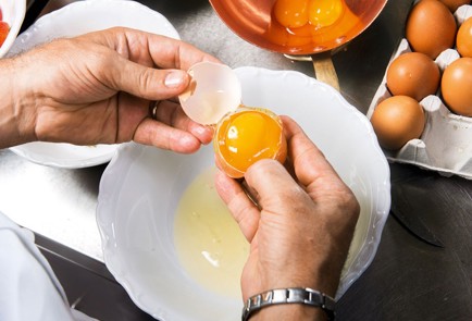 Фото шага рецепта Сабайон с клубникой 44940 шаг 2  