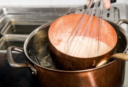 Фото шага рецепта Сабайон с клубникой 44940 шаг 4  