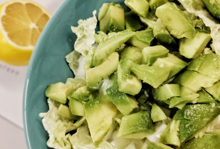 Фото шага рецепта Салат айсберг с авокадо 151968 шаг 2