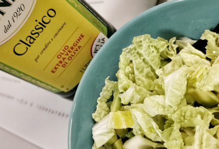 Фото шага рецепта Салат айсберг с авокадо 151968 шаг 3