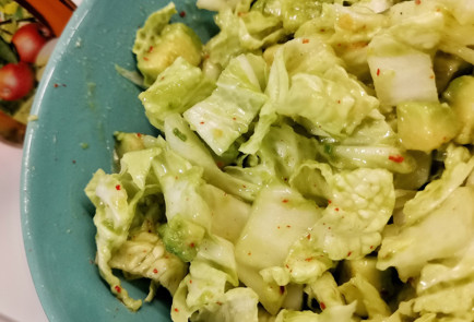 Фото шага рецепта Салат айсберг с авокадо 151968 шаг 5