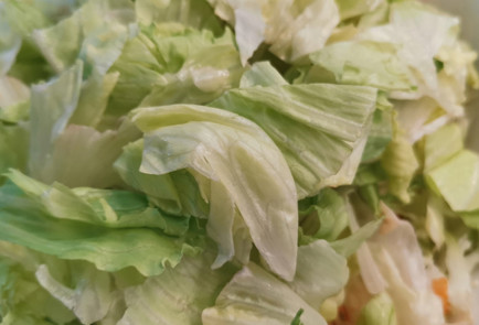 Фото шага рецепта Салат айсберг с морковью и ароматным маслом 151958 шаг 2