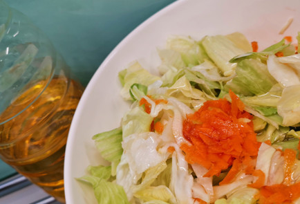 Фото шага рецепта Салат айсберг с морковью и ароматным маслом 151958 шаг 3