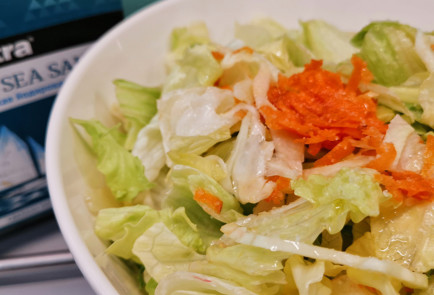 Фото шага рецепта Салат айсберг с морковью и ароматным маслом 151958 шаг 4