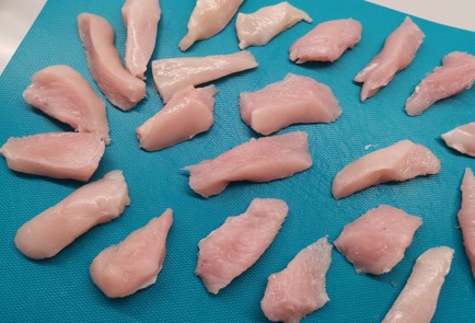 Фото шага рецепта Салат Цезарь с курицей 175533 шаг 1