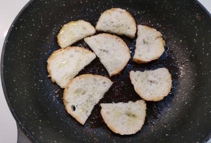 Фото шага рецепта Салат Цезарь с курицей 175533 шаг 13