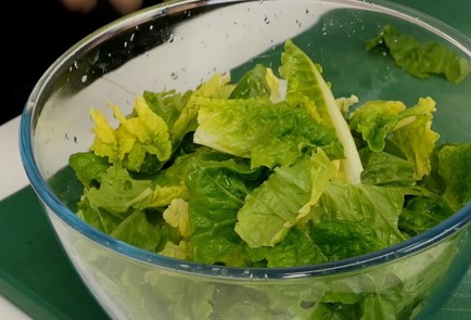 Фото шага рецепта Салат Цезарь 114493 шаг 8  