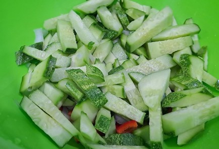 Фото шага рецепта Салат греческий 190330 шаг 3  